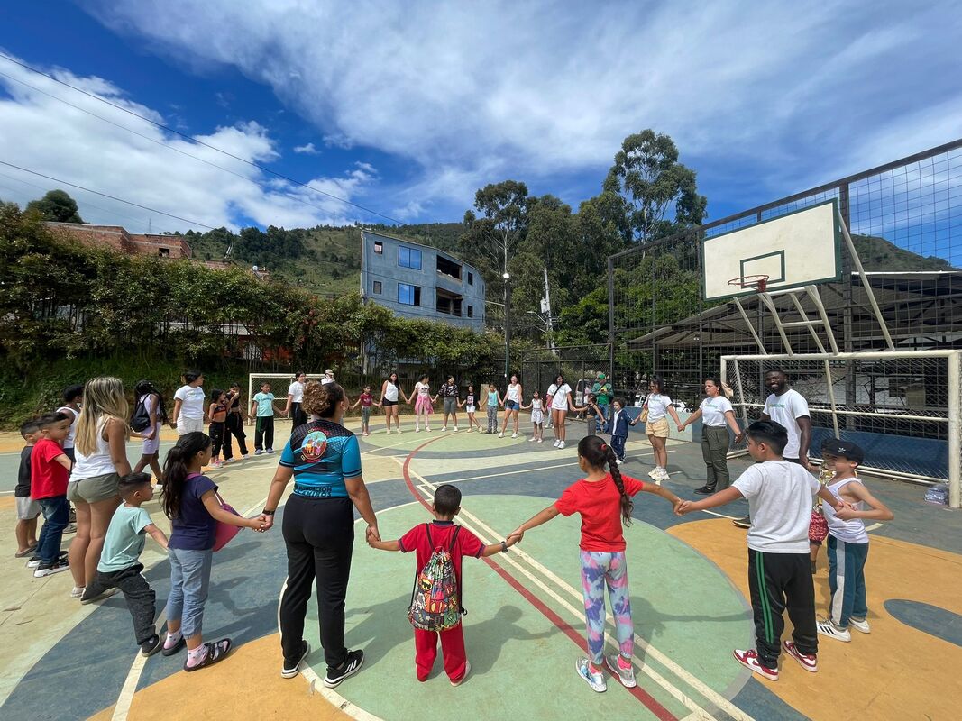 CBOB volunteer group on service-learning trip in Colombia